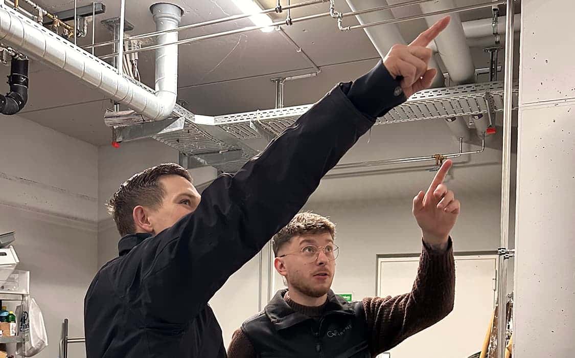 Bygherrer&aring;dgiver fra CxPartner gennemg&aring;r projekt med bygherre i K&oslash;benhavn i &oslash;jenh&oslash;jde