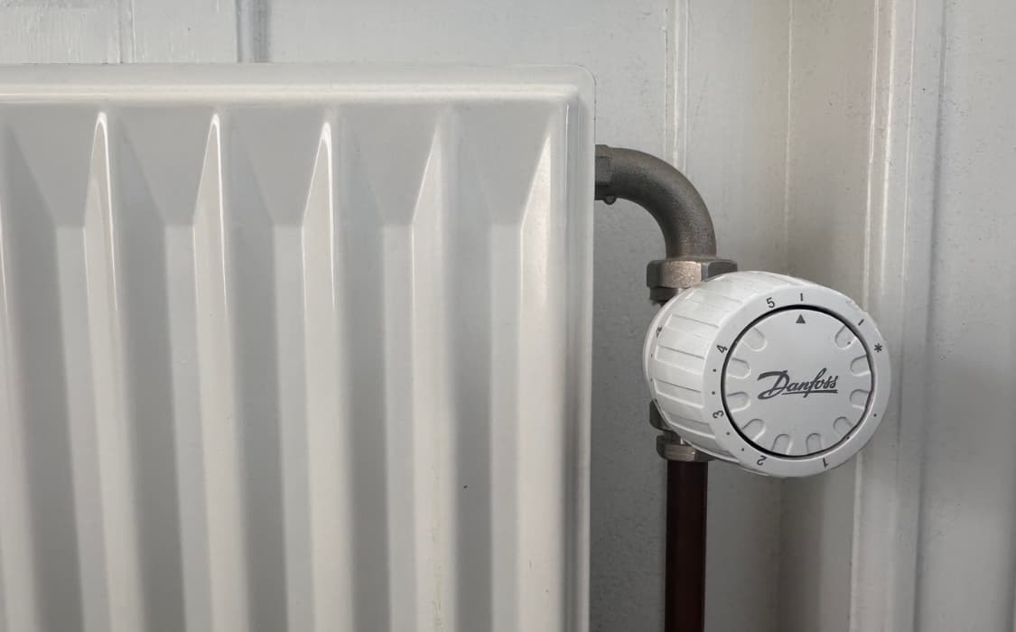 Radiator og termostat i lejlighed