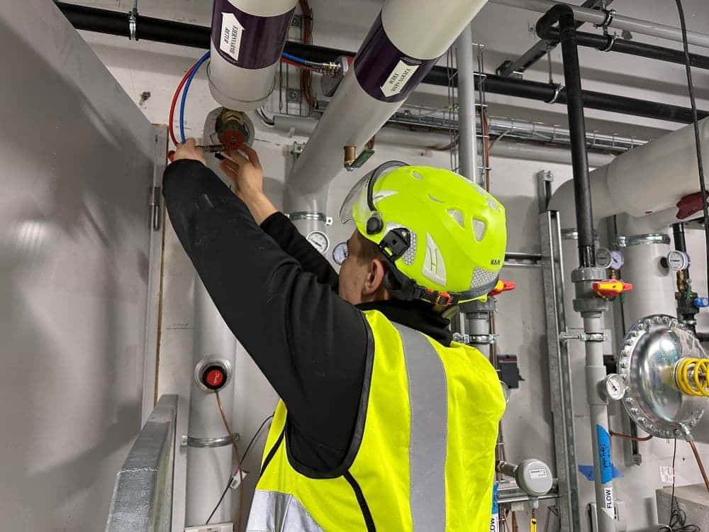 Commissioning tekniker tjekker tekniske installationer