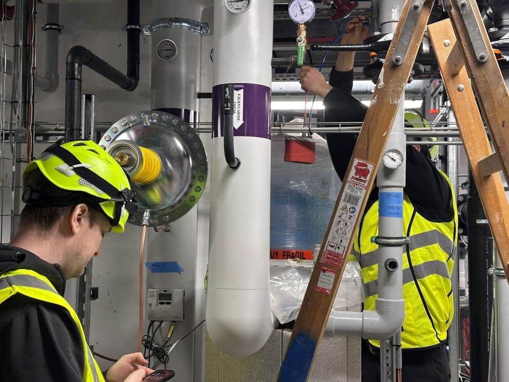 Hjælp til tekniske installationer og drift af varme-, køle- og brugsvandsanlæg